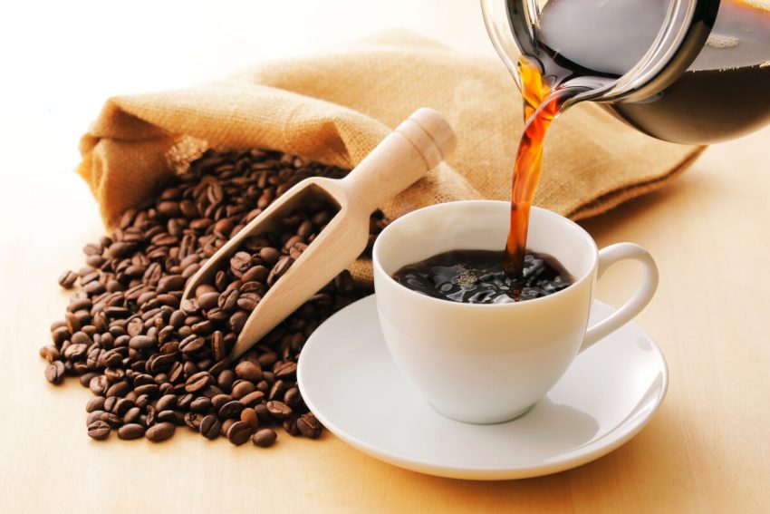ホットコーヒーとコーヒー豆